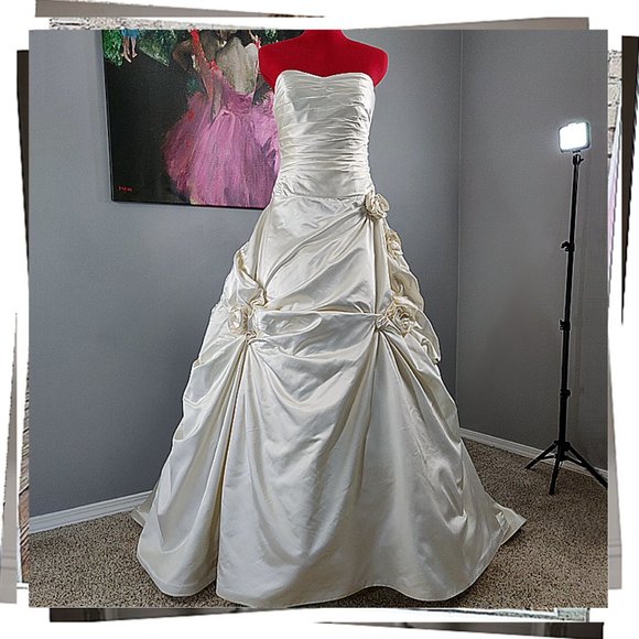 Vintage 2004 Ivory Silk Satin Wedding Gown w Floral Detail by Monique L'Huillier - Picture 2 of 8